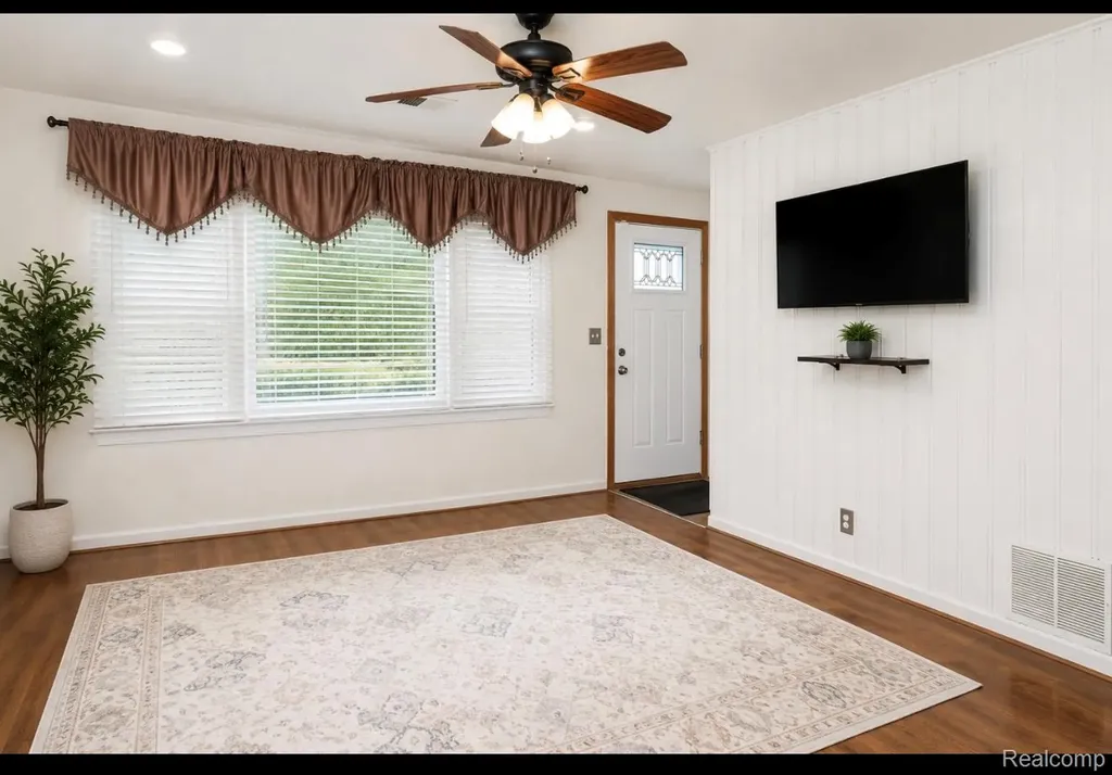 26536 Palmer Boulevard Madison Heights City MI 48071