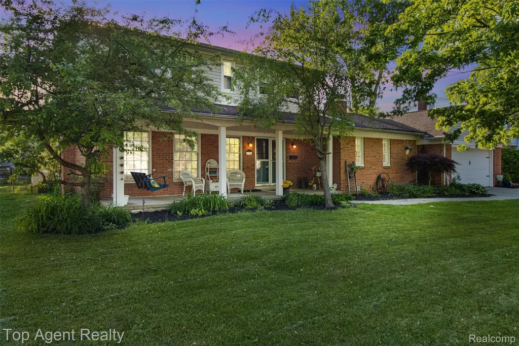 32341 Woody Fraser City MI 48026