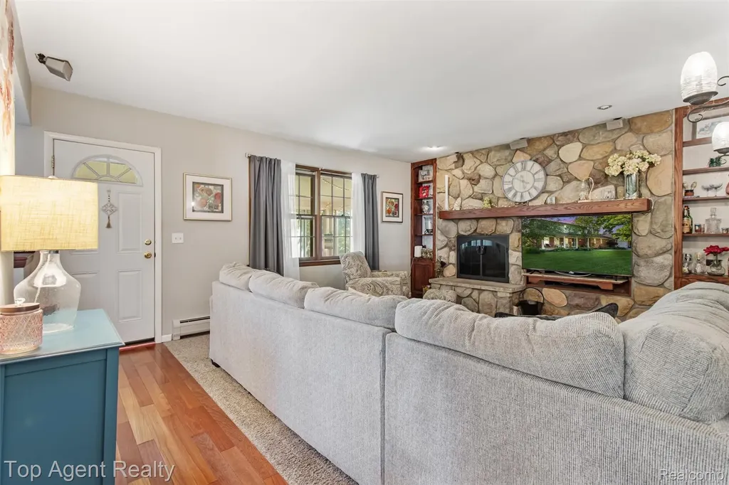 32341 Woody Fraser City MI 48026