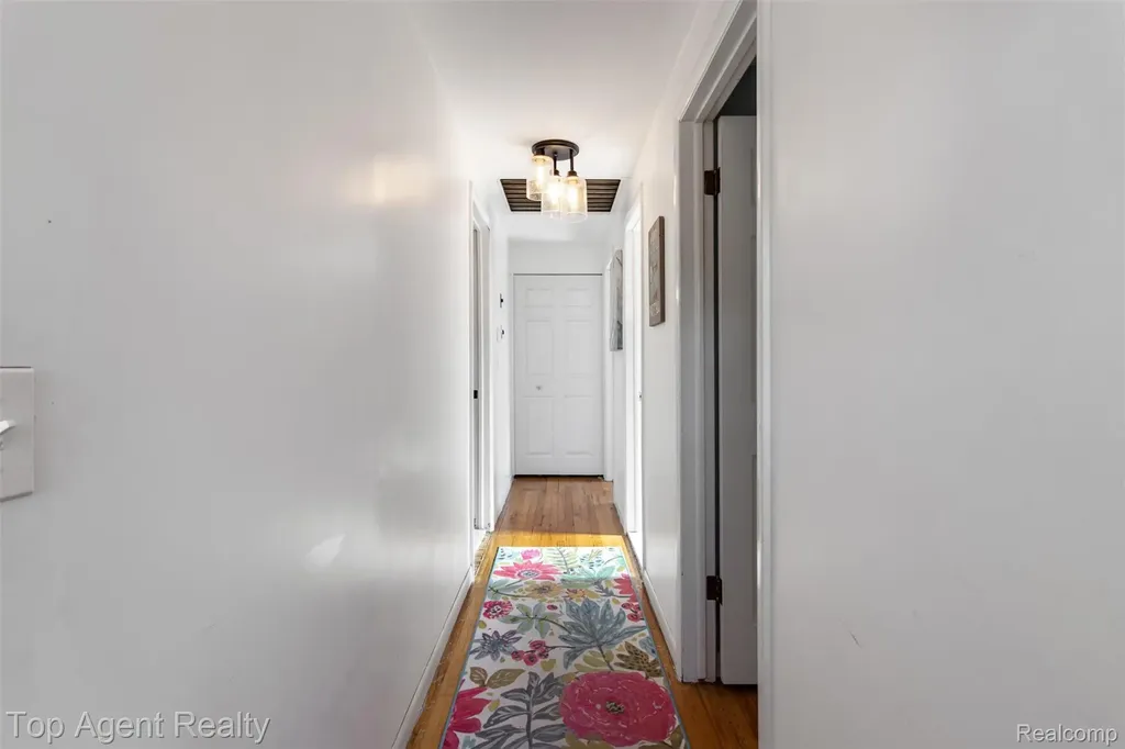 32341 Woody Fraser City MI 48026