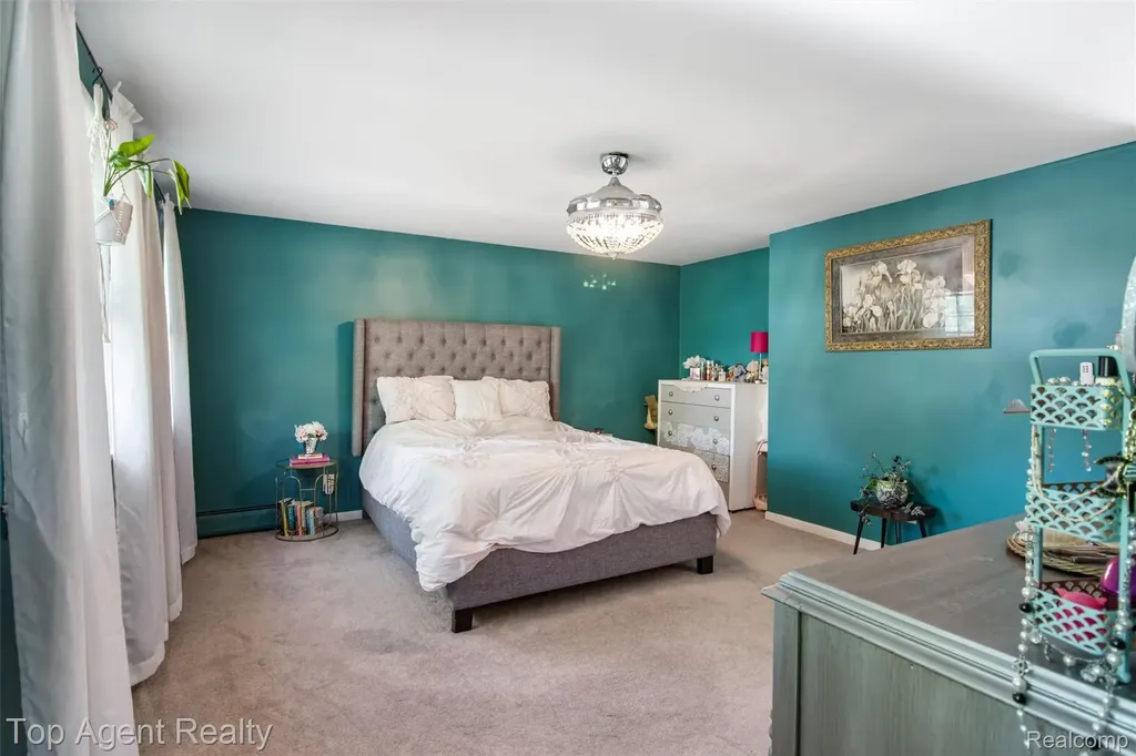 32341 Woody Fraser City MI 48026