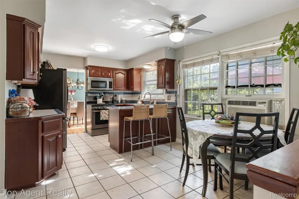 32341 Woody Fraser City MI 48026