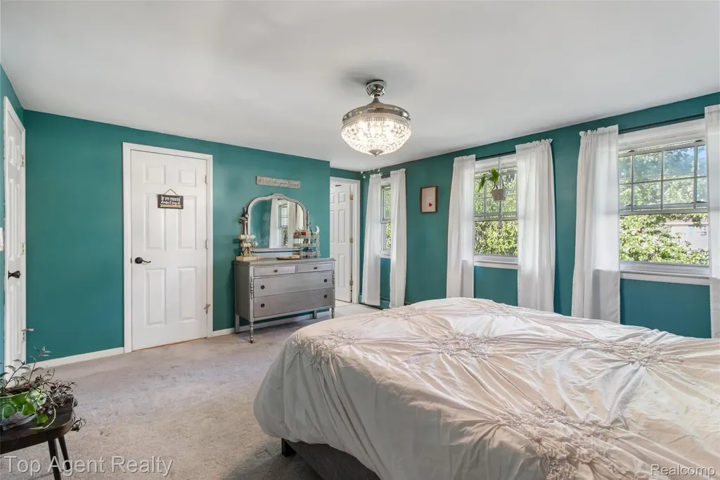32341 Woody Fraser City MI 48026