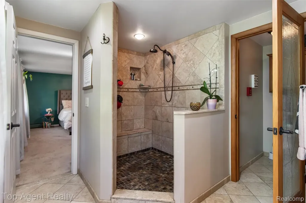 32341 Woody Fraser City MI 48026