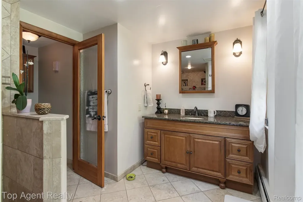 32341 Woody Fraser City MI 48026