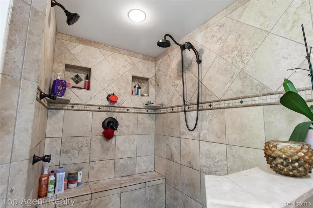 32341 Woody Fraser City MI 48026