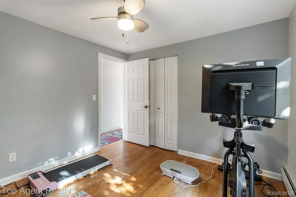 32341 Woody Fraser City MI 48026