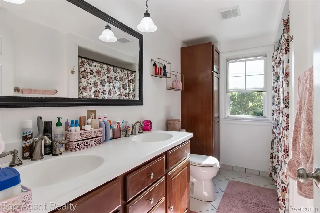 32341 Woody Fraser City MI 48026