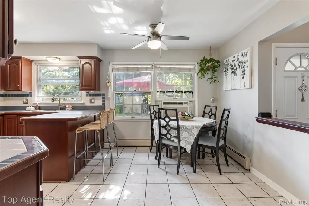32341 Woody Fraser City MI 48026