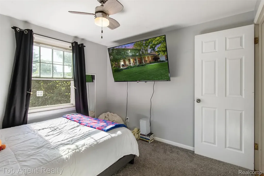 32341 Woody Fraser City MI 48026