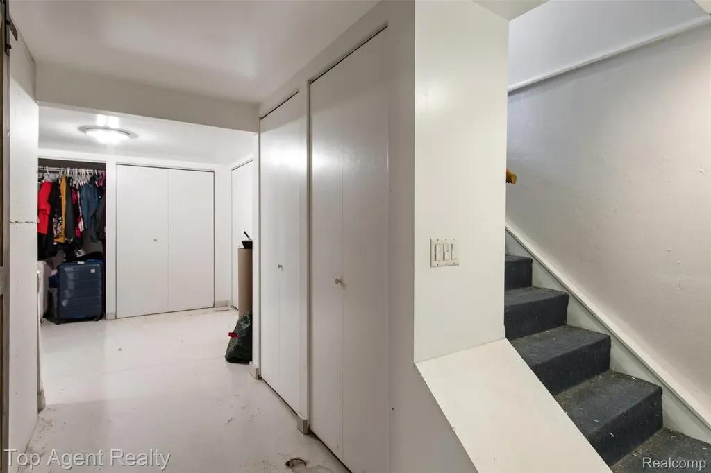 32341 Woody Fraser City MI 48026