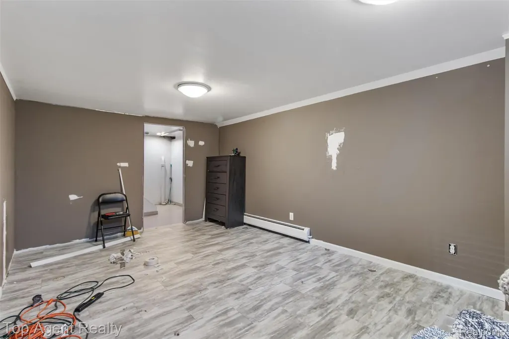 32341 Woody Fraser City MI 48026
