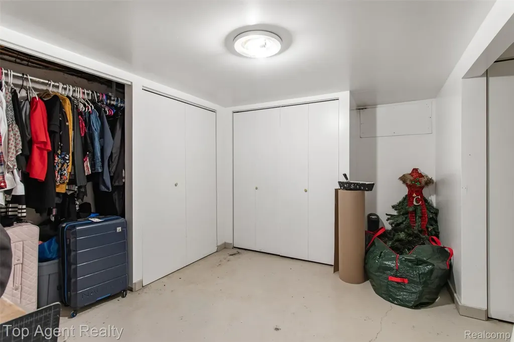 32341 Woody Fraser City MI 48026