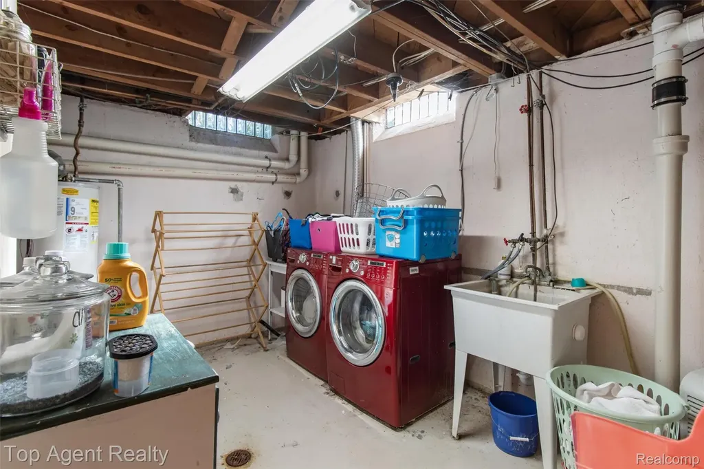 32341 Woody Fraser City MI 48026