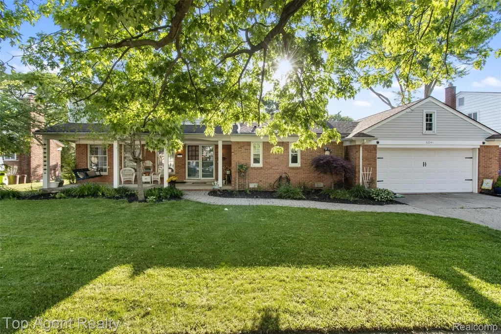 32341 Woody Fraser City MI 48026