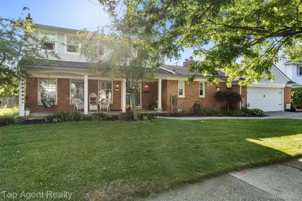 32341 Woody Fraser City MI 48026