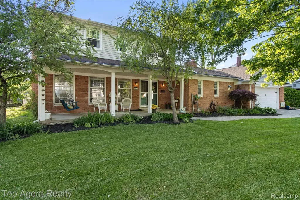 32341 Woody Fraser City MI 48026