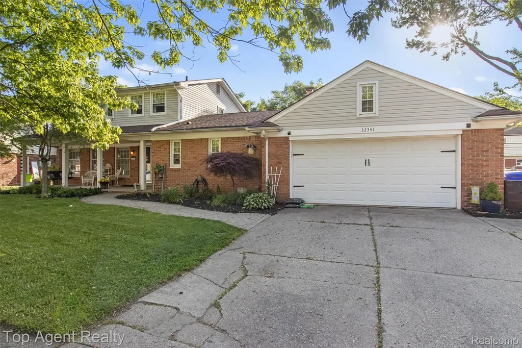 32341 Woody Fraser City MI 48026
