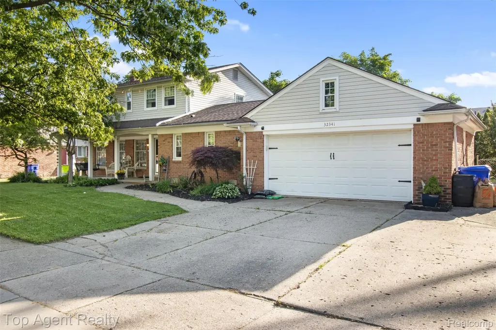 32341 Woody Fraser City MI 48026