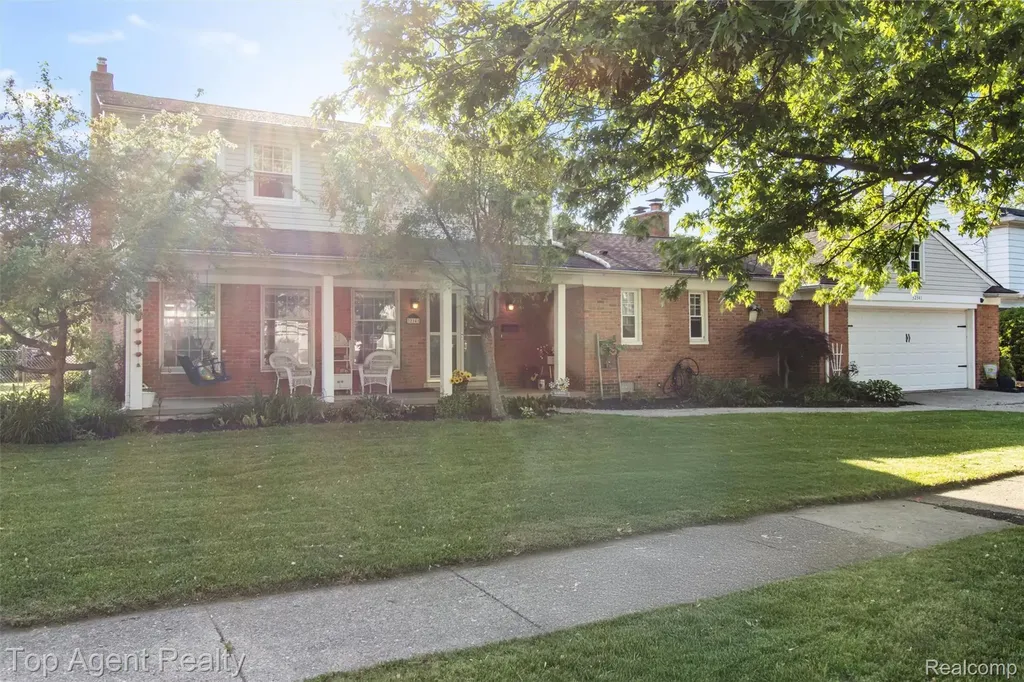 32341 Woody Fraser City MI 48026