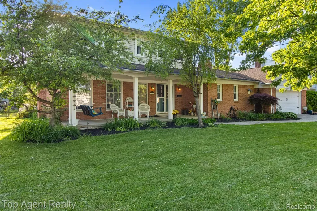32341 Woody Fraser City MI 48026