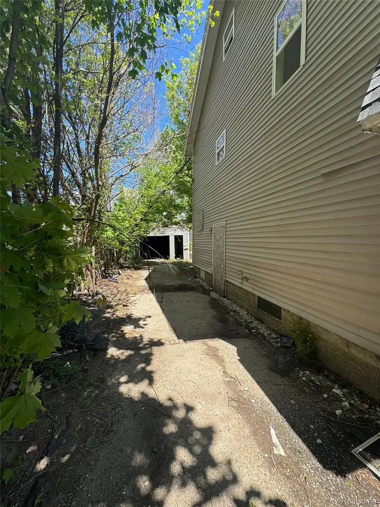 1510 Copeman Boulevard Flint City MI 48504