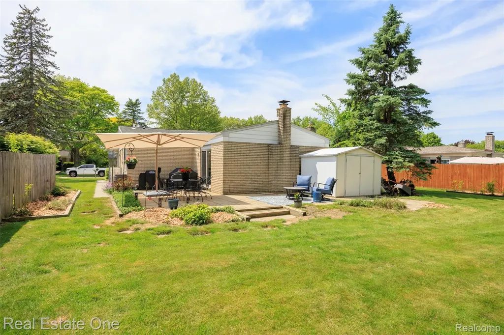 5150 Dayton Drive Troy City MI 48085
