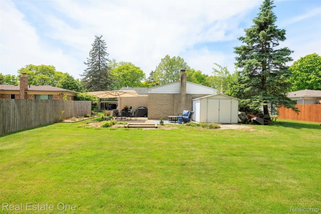 5150 Dayton Drive Troy City MI 48085