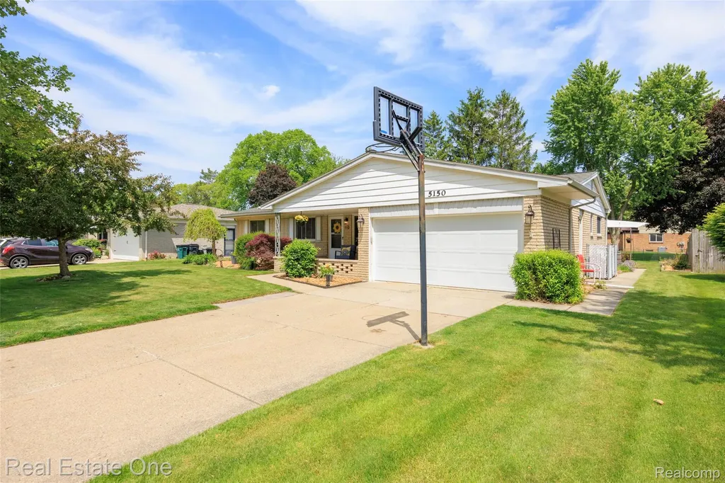 5150 Dayton Drive Troy City MI 48085