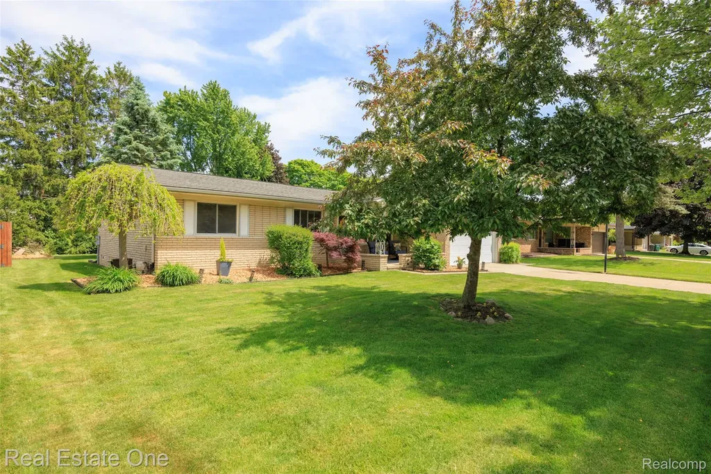 5150 Dayton Drive Troy City MI 48085