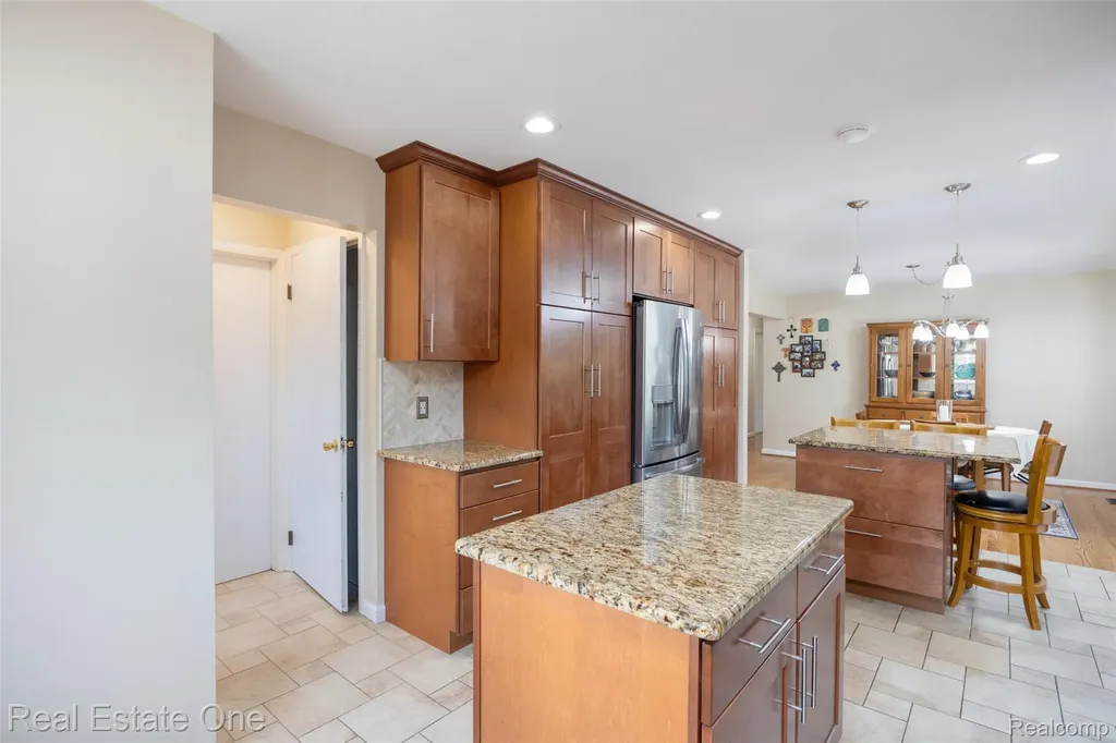 5150 Dayton Drive Troy City MI 48085