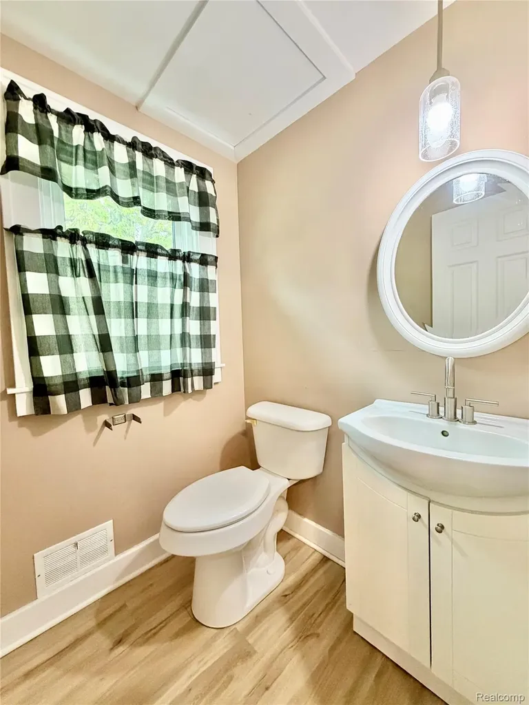 1331 South Boulevard W Troy City MI 48098
