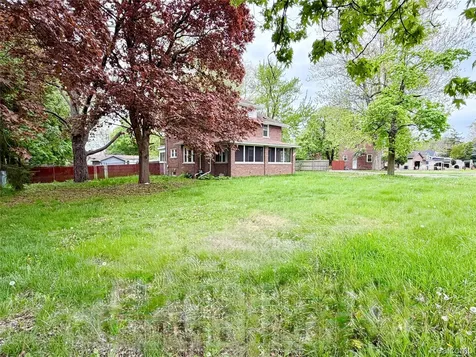 1331 South Boulevard W Troy City MI 48098