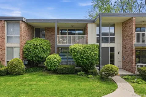 4041 W Maple Road Bloomfield Hills City MI 48301