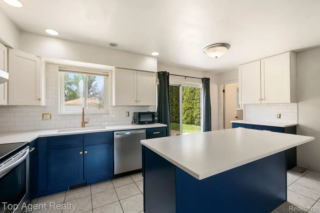 29639 Malvina Drive Warren City MI 48088