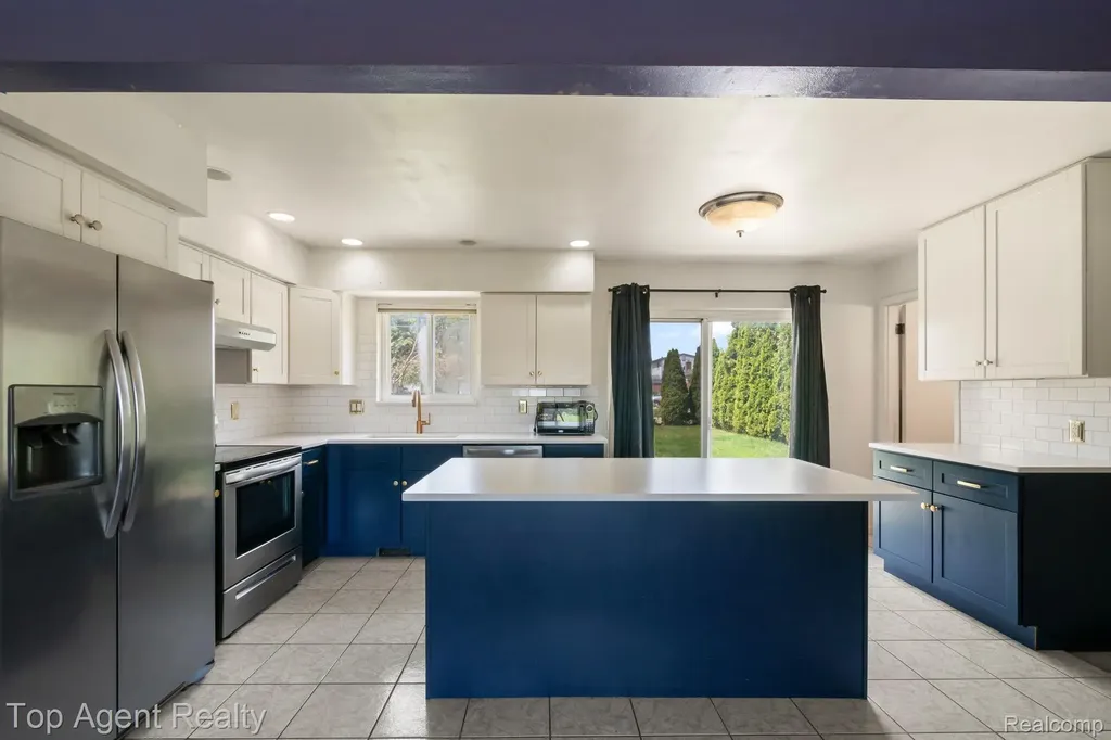 29639 Malvina Drive Warren City MI 48088