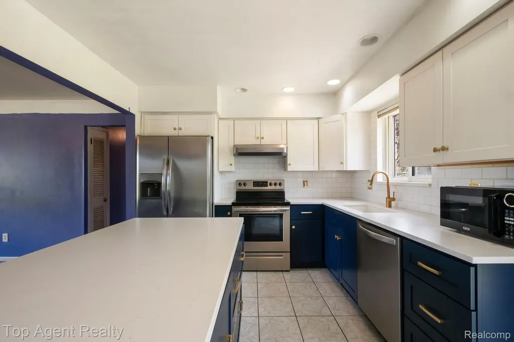 29639 Malvina Drive Warren City MI 48088