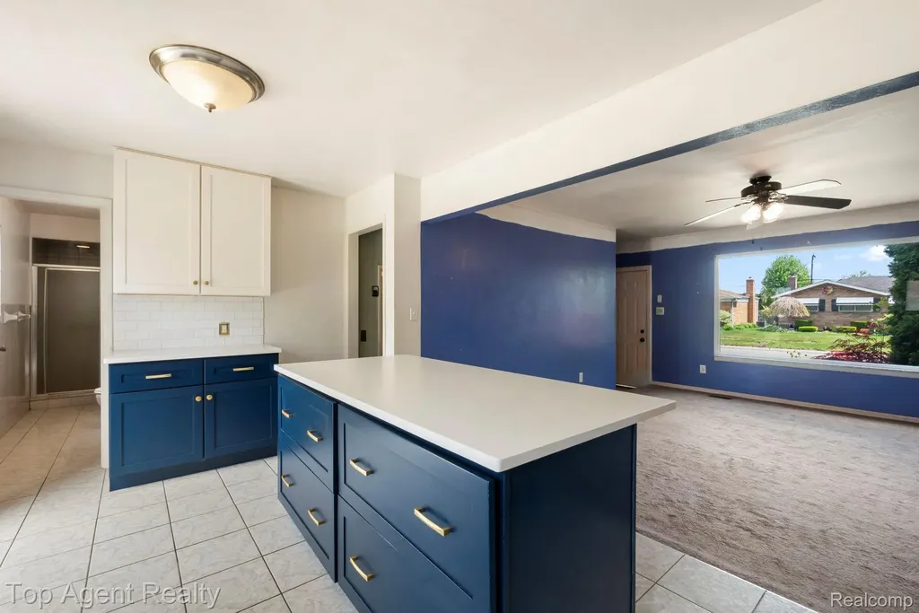 29639 Malvina Drive Warren City MI 48088