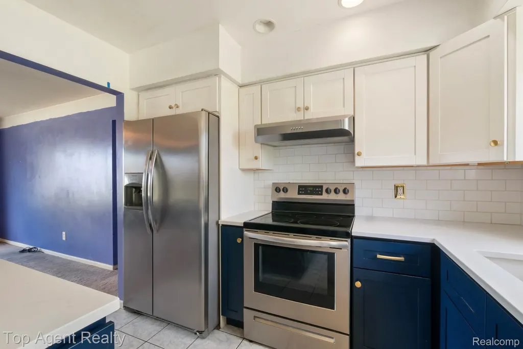 29639 Malvina Drive Warren City MI 48088