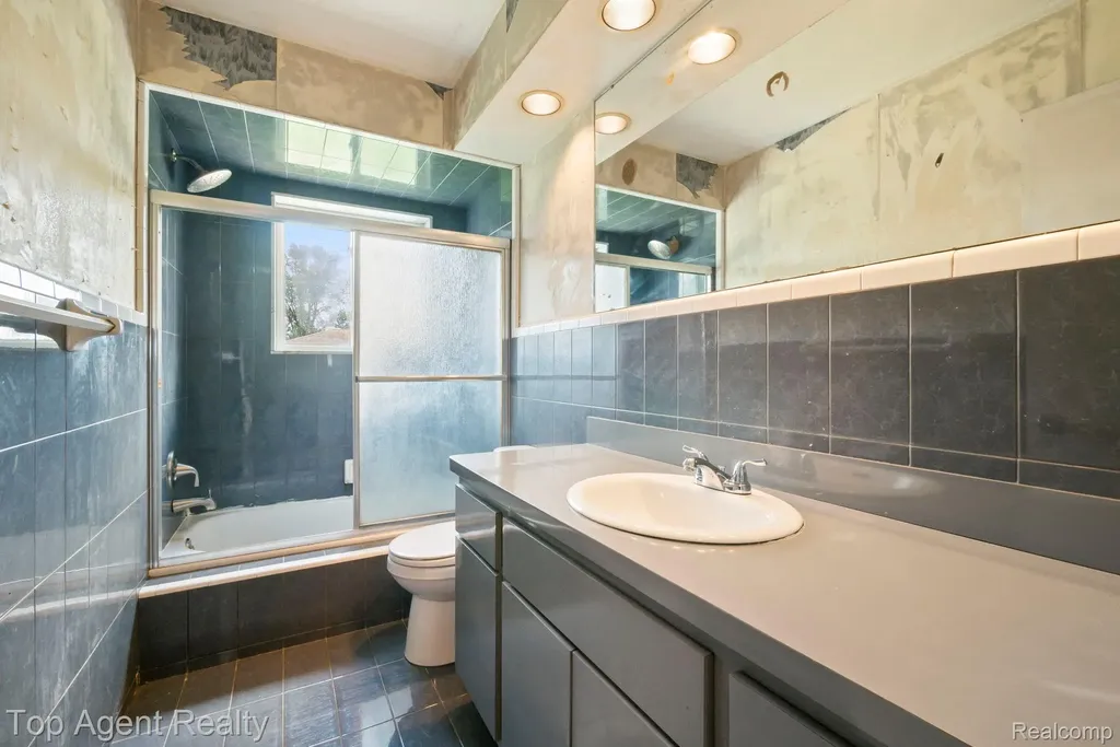 29639 Malvina Drive Warren City MI 48088