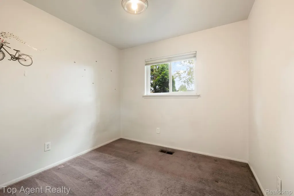 29639 Malvina Drive Warren City MI 48088