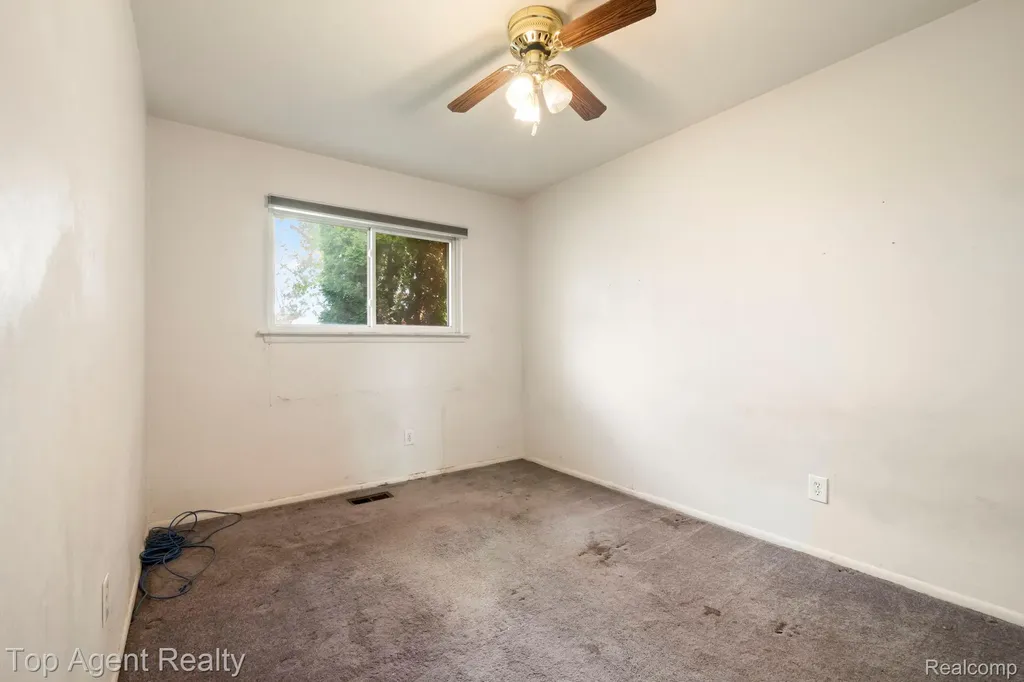 29639 Malvina Drive Warren City MI 48088
