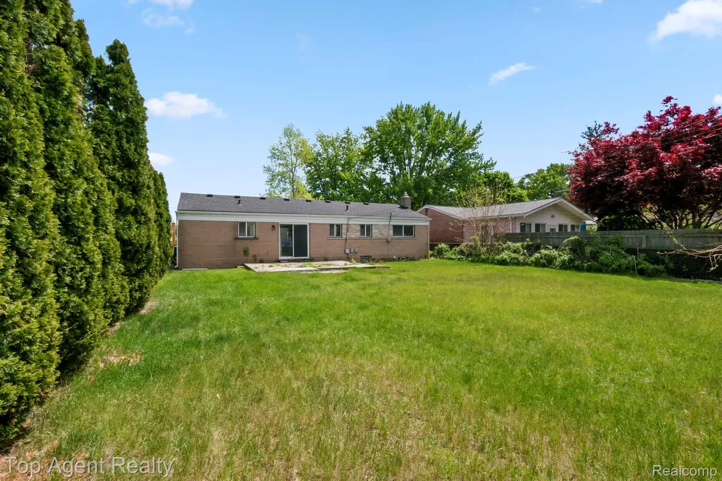 29639 Malvina Drive Warren City MI 48088