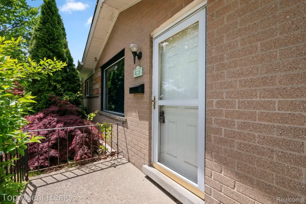 29639 Malvina Drive Warren City MI 48088