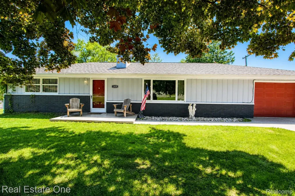 1325 S Hospital Road Waterford Charter Township MI 48327