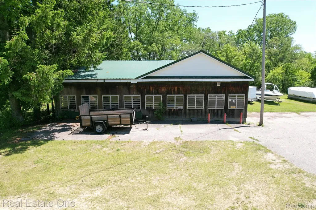 1325 S Hospital Road Waterford Charter Township MI 48327