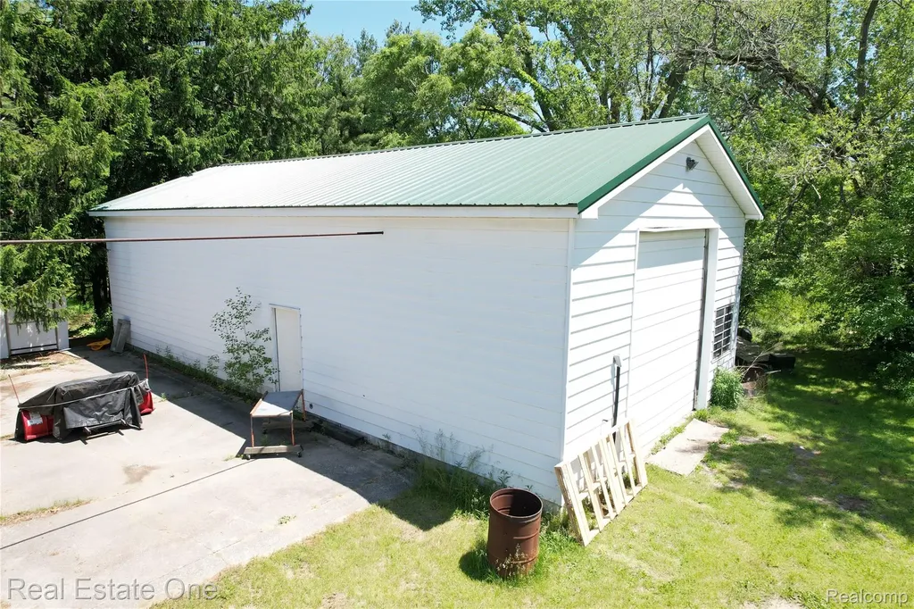 1325 S Hospital Road Waterford Charter Township MI 48327