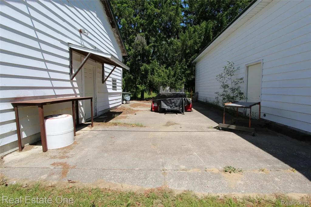 1325 S Hospital Road Waterford Charter Township MI 48327