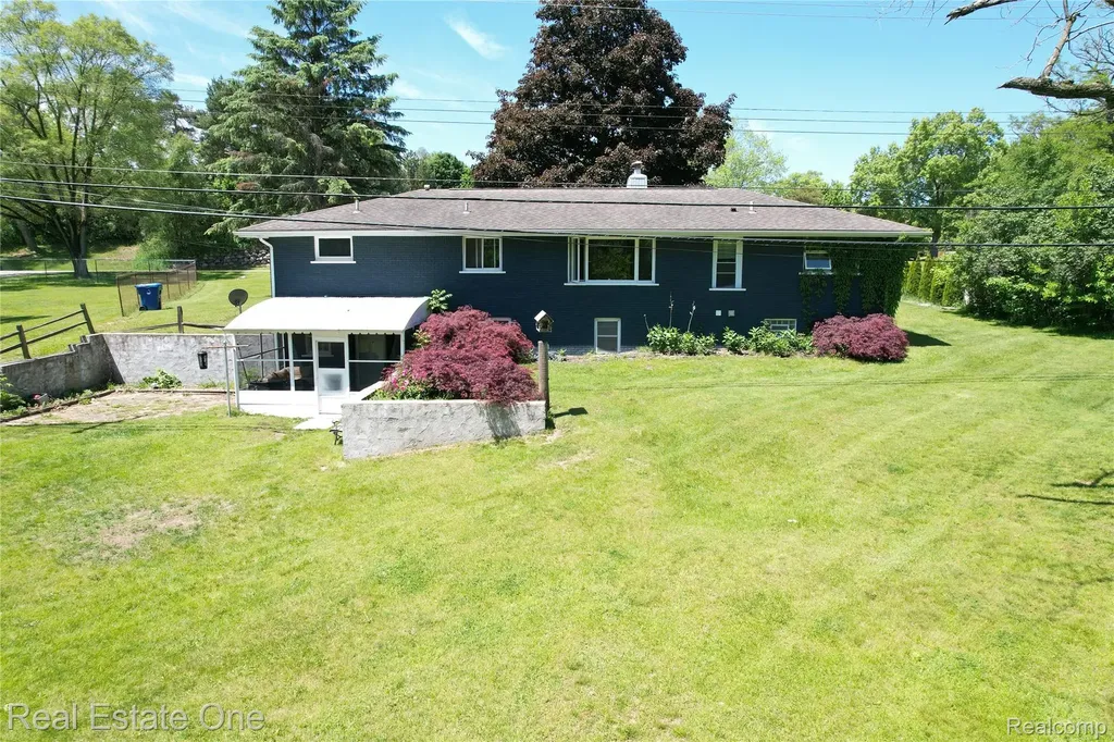1325 S Hospital Road Waterford Charter Township MI 48327
