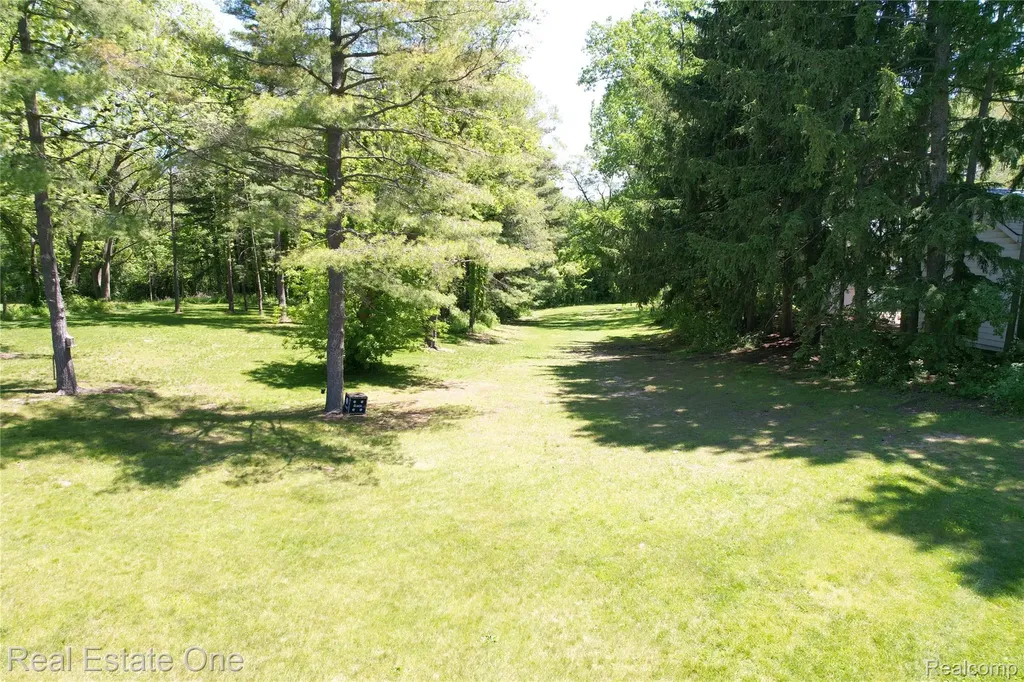 1325 S Hospital Road Waterford Charter Township MI 48327
